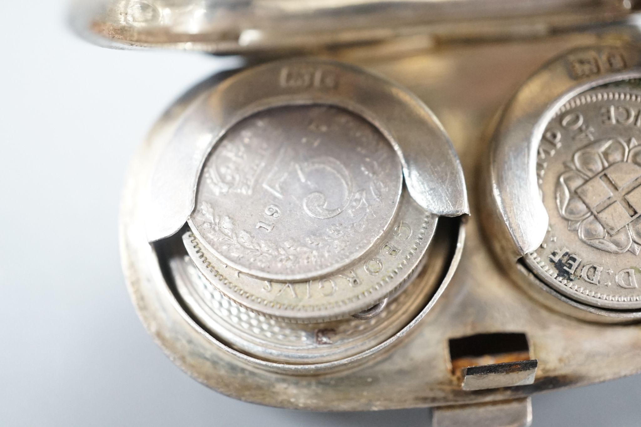 An Edwardian silver twin compartment sovereign case, Birmingham, 1905, 49mm.